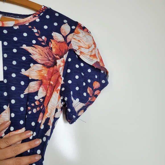 NWT LulaRoe Olive Top with Tulip Sleeves. Size XS - Picture 2 of 7